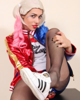 Petra - Cosplay Feet - 31-cosplayfeet-petra-harleyquinn-01